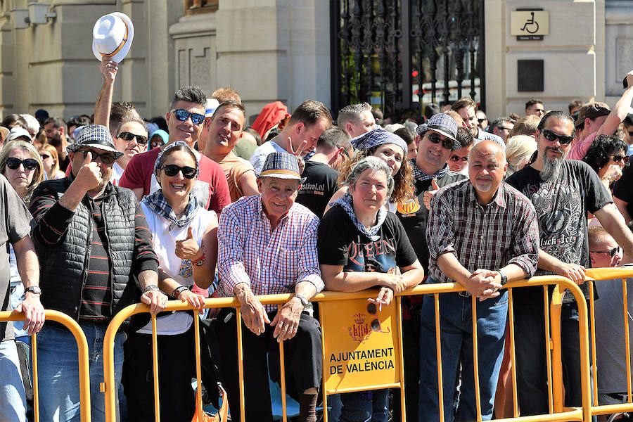 Pirotecnia Vulcano ha sido la encargada de disparar la mascletà de hoy domingo, 17 de marzo. La empresa de Villarejo de Salvanés ha ofrecido un auténtico espectáculo que pasará a la historia fallera por dar en la plaza del Ayuntamiento un disparo lleno de color, sin descanso, completo y con todo tipo de detalles. 