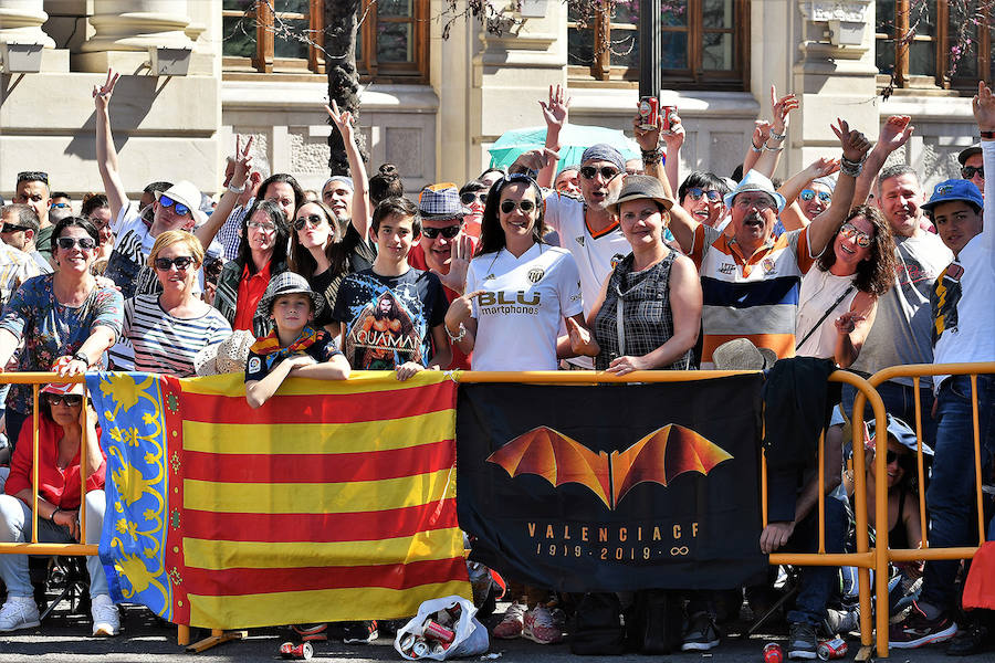 Pirotecnia Vulcano ha sido la encargada de disparar la mascletà de hoy domingo, 17 de marzo. La empresa de Villarejo de Salvanés ha ofrecido un auténtico espectáculo que pasará a la historia fallera por dar en la plaza del Ayuntamiento un disparo lleno de color, sin descanso, completo y con todo tipo de detalles. 