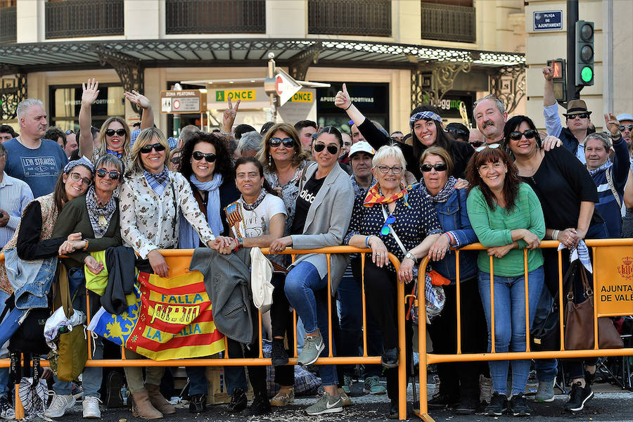 Pirotecnia Vulcano ha sido la encargada de disparar la mascletà de hoy domingo, 17 de marzo. La empresa de Villarejo de Salvanés ha ofrecido un auténtico espectáculo que pasará a la historia fallera por dar en la plaza del Ayuntamiento un disparo lleno de color, sin descanso, completo y con todo tipo de detalles. 