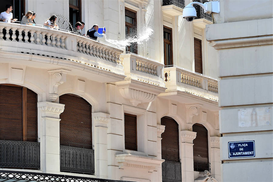 Pirotecnia Vulcano ha sido la encargada de disparar la mascletà de hoy domingo, 17 de marzo. La empresa de Villarejo de Salvanés ha ofrecido un auténtico espectáculo que pasará a la historia fallera por dar en la plaza del Ayuntamiento un disparo lleno de color, sin descanso, completo y con todo tipo de detalles. 