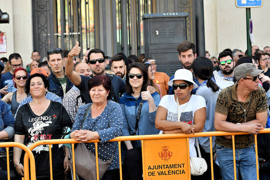 Pirotecnia Vulcano ha sido la encargada de disparar la mascletà de hoy domingo, 17 de marzo. La empresa de Villarejo de Salvanés ha ofrecido un auténtico espectáculo que pasará a la historia fallera por dar en la plaza del Ayuntamiento un disparo lleno de color, sin descanso, completo y con todo tipo de detalles. 