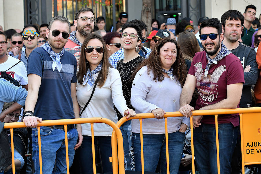 Pirotecnia Vulcano ha sido la encargada de disparar la mascletà de hoy domingo, 17 de marzo. La empresa de Villarejo de Salvanés ha ofrecido un auténtico espectáculo que pasará a la historia fallera por dar en la plaza del Ayuntamiento un disparo lleno de color, sin descanso, completo y con todo tipo de detalles. 