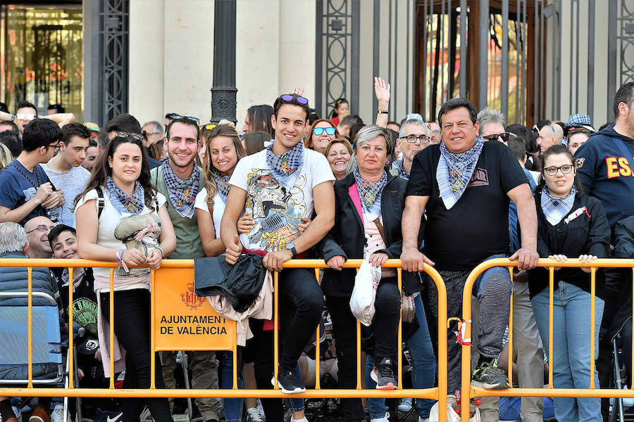 Pirotecnia Vulcano ha sido la encargada de disparar la mascletà de hoy domingo, 17 de marzo. La empresa de Villarejo de Salvanés ha ofrecido un auténtico espectáculo que pasará a la historia fallera por dar en la plaza del Ayuntamiento un disparo lleno de color, sin descanso, completo y con todo tipo de detalles. 