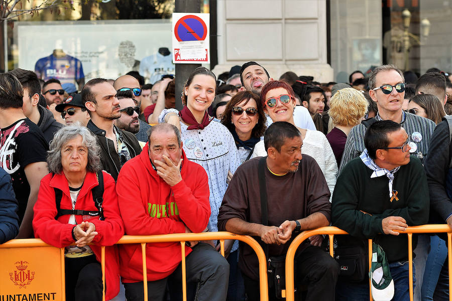 Pirotecnia Vulcano ha sido la encargada de disparar la mascletà de hoy domingo, 17 de marzo. La empresa de Villarejo de Salvanés ha ofrecido un auténtico espectáculo que pasará a la historia fallera por dar en la plaza del Ayuntamiento un disparo lleno de color, sin descanso, completo y con todo tipo de detalles. 