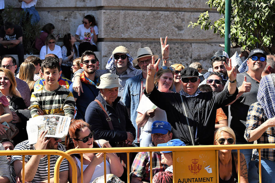 Pirotecnia Vulcano ha sido la encargada de disparar la mascletà de hoy domingo, 17 de marzo. La empresa de Villarejo de Salvanés ha ofrecido un auténtico espectáculo que pasará a la historia fallera por dar en la plaza del Ayuntamiento un disparo lleno de color, sin descanso, completo y con todo tipo de detalles. 