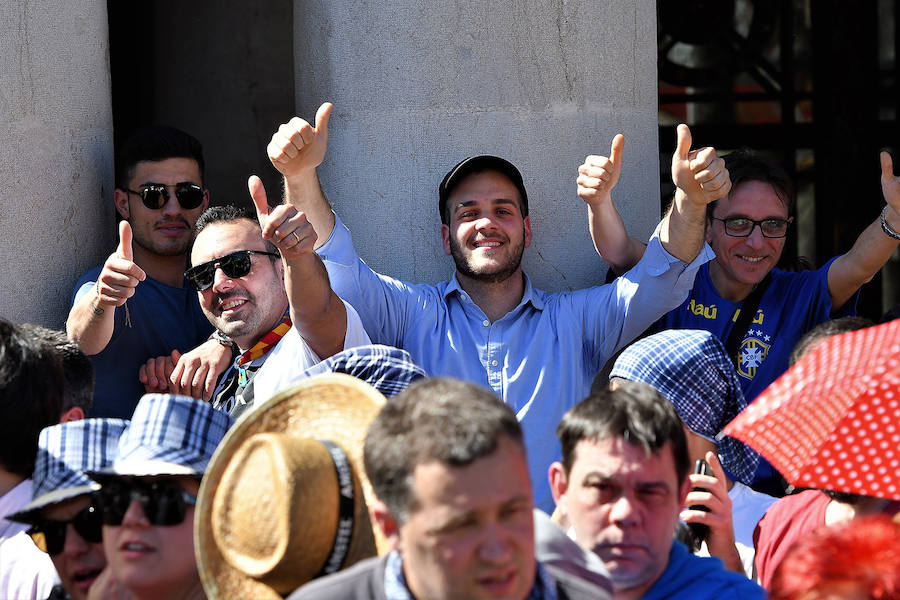 Pirotecnia Vulcano ha sido la encargada de disparar la mascletà de hoy domingo, 17 de marzo. La empresa de Villarejo de Salvanés ha ofrecido un auténtico espectáculo que pasará a la historia fallera por dar en la plaza del Ayuntamiento un disparo lleno de color, sin descanso, completo y con todo tipo de detalles. 