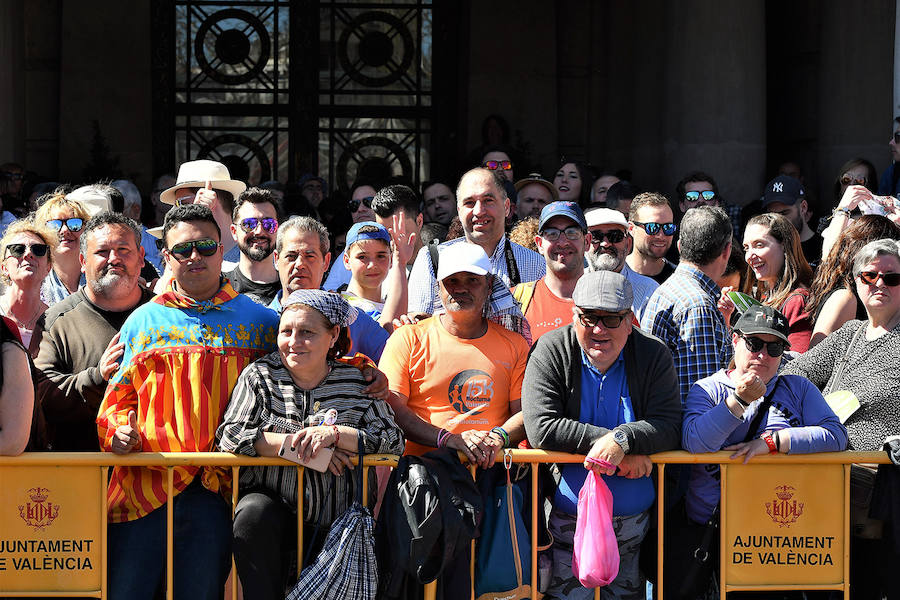 Pirotecnia Vulcano ha sido la encargada de disparar la mascletà de hoy domingo, 17 de marzo. La empresa de Villarejo de Salvanés ha ofrecido un auténtico espectáculo que pasará a la historia fallera por dar en la plaza del Ayuntamiento un disparo lleno de color, sin descanso, completo y con todo tipo de detalles. 