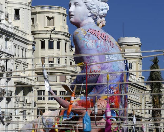 La falla de 'Procés creatiu', poco antes de la mascletà ayer por la mañana.