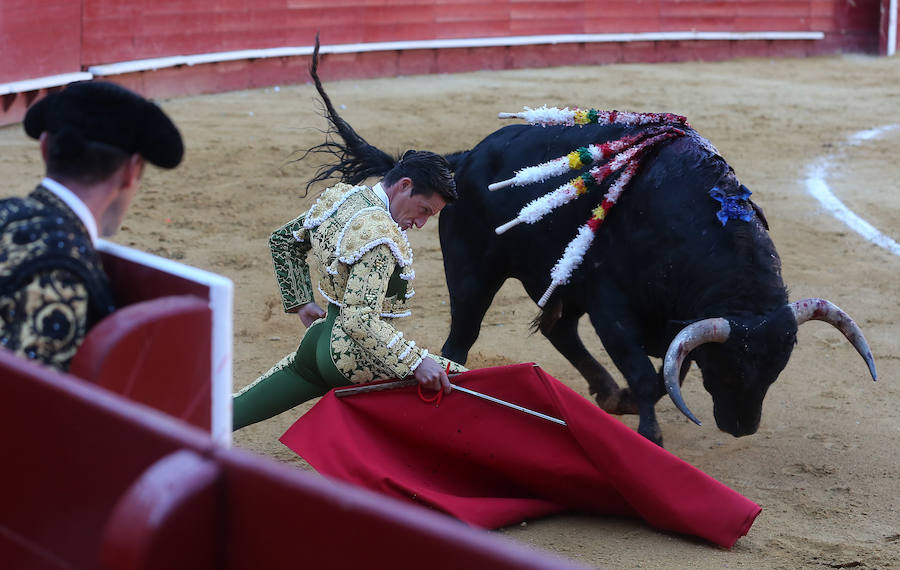 Fotos: Fallas 2019: Corrida de toros de Diego Urdiales, Sebastián Castella y Cayetano