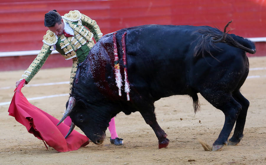 Fotos: Fallas 2019: Corrida de toros de Diego Urdiales, Sebastián Castella y Cayetano