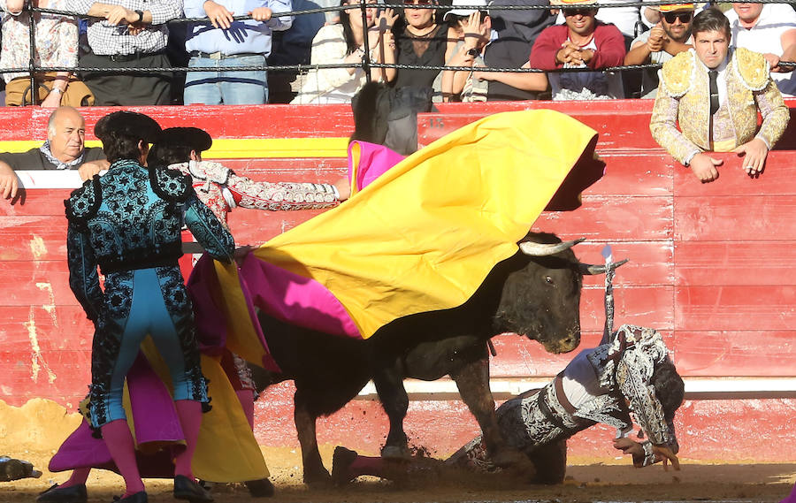 Fotos: Fallas 2019: Corrida de toros de Diego Urdiales, Sebastián Castella y Cayetano