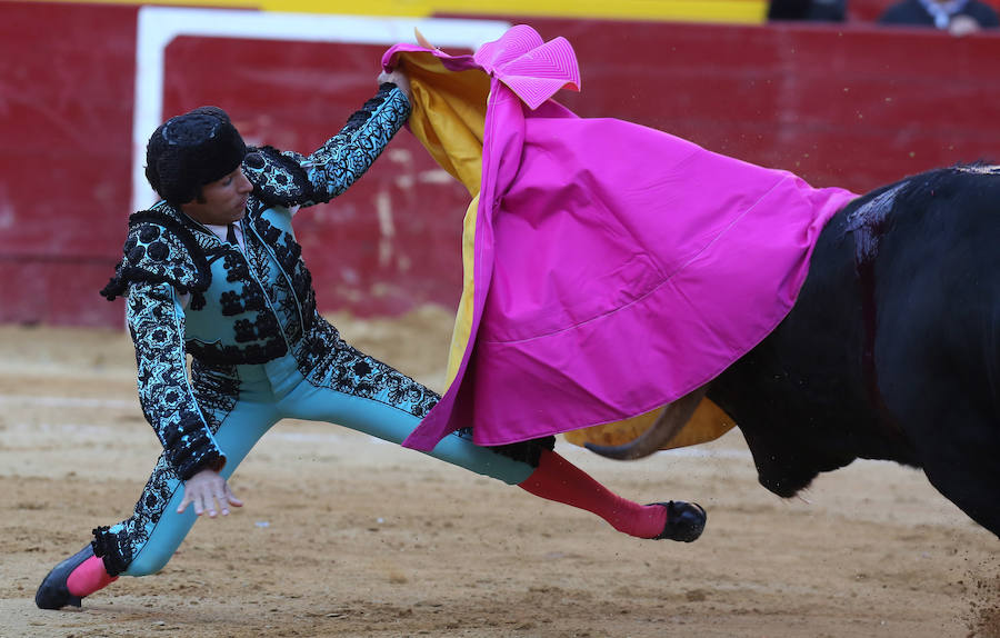 Fotos: Fallas 2019: Corrida de toros de Diego Urdiales, Sebastián Castella y Cayetano