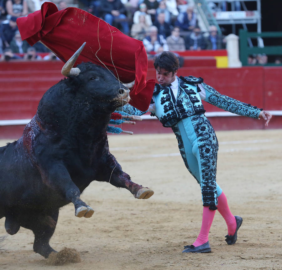 Fotos: Fallas 2019: Corrida de toros de Diego Urdiales, Sebastián Castella y Cayetano