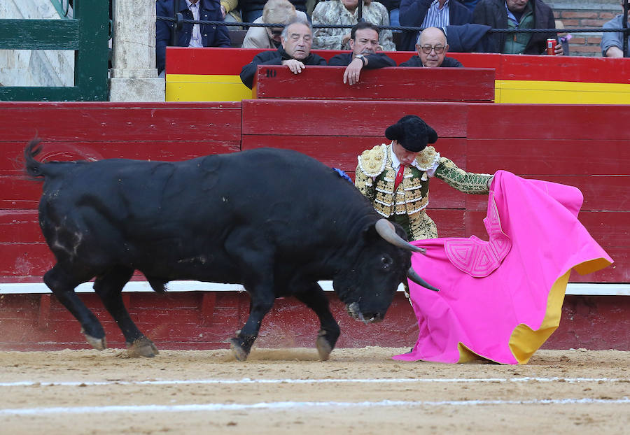 Fotos: Fallas 2019: Corrida de toros de Diego Urdiales, Sebastián Castella y Cayetano