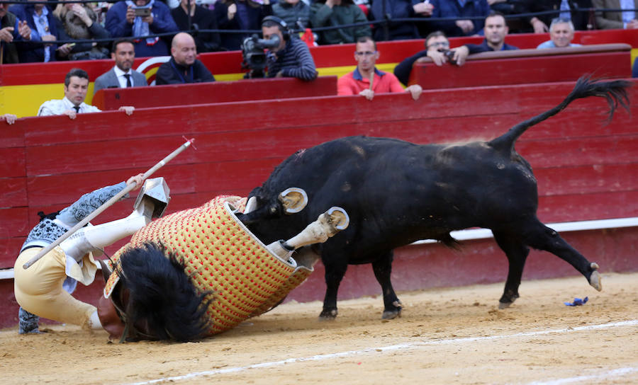 Fotos: Fallas 2019: Corrida de toros de Diego Urdiales, Sebastián Castella y Cayetano