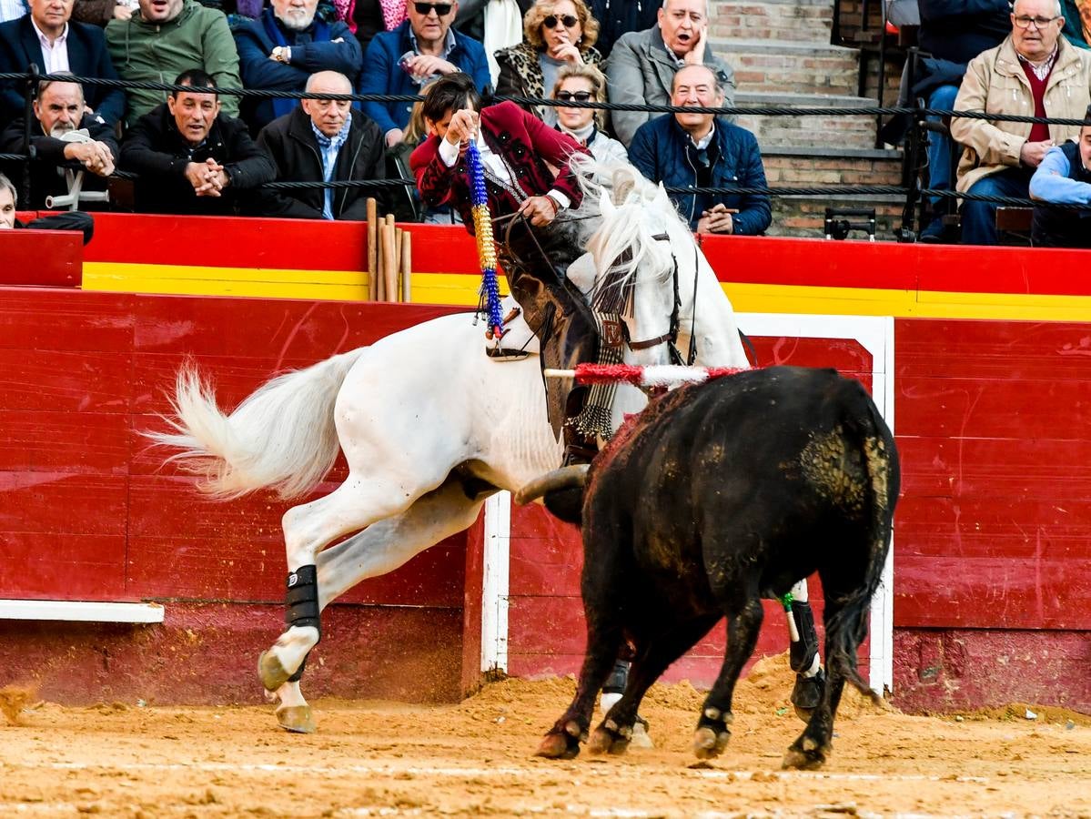 El torero valenciano Enrique Ponce ha sufrido una grave cogida en la corrida de este lunes, 18 de marzo de 2019, en la Feria de Fallas. Su segundo toro de la tarde, el quinto de la jornada, le ha dado una cornada en la parte posterior del muslo izquierdo, justo debajo de la nalga. En la caída, el diestro de Chiva también se ha lesionado la rodilla izquierda y ha tenido que ser hospitalizado, en la Casa de la Salud.