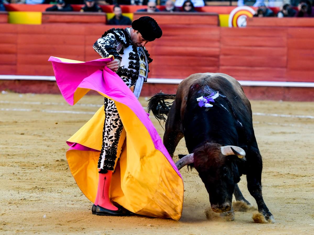 El torero valenciano Enrique Ponce ha sufrido una grave cogida en la corrida de este lunes, 18 de marzo de 2019, en la Feria de Fallas. Su segundo toro de la tarde, el quinto de la jornada, le ha dado una cornada en la parte posterior del muslo izquierdo, justo debajo de la nalga. En la caída, el diestro de Chiva también se ha lesionado la rodilla izquierda y ha tenido que ser hospitalizado, en la Casa de la Salud.