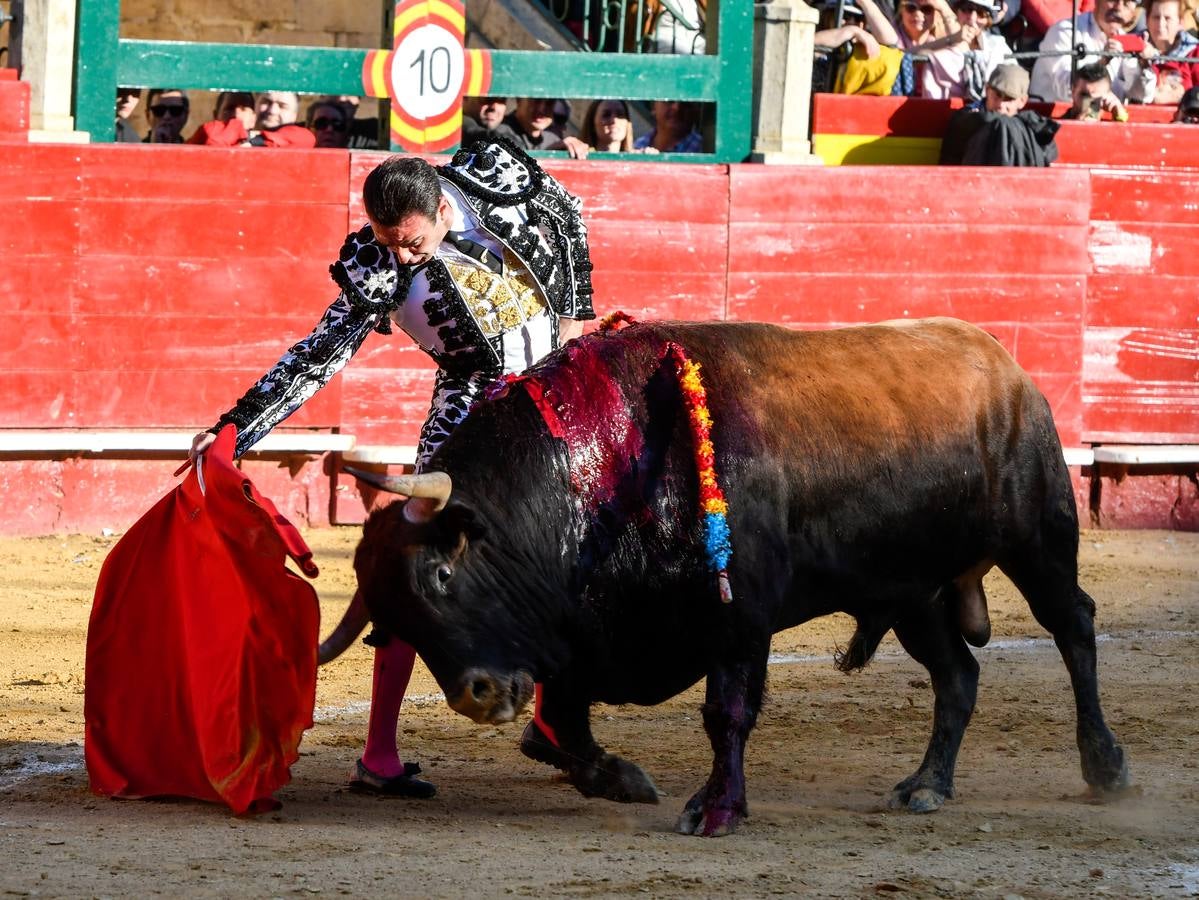 El torero valenciano Enrique Ponce ha sufrido una grave cogida en la corrida de este lunes, 18 de marzo de 2019, en la Feria de Fallas. Su segundo toro de la tarde, el quinto de la jornada, le ha dado una cornada en la parte posterior del muslo izquierdo, justo debajo de la nalga. En la caída, el diestro de Chiva también se ha lesionado la rodilla izquierda y ha tenido que ser hospitalizado, en la Casa de la Salud.