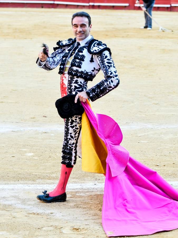 El torero valenciano Enrique Ponce ha sufrido una grave cogida en la corrida de este lunes, 18 de marzo de 2019, en la Feria de Fallas. Su segundo toro de la tarde, el quinto de la jornada, le ha dado una cornada en la parte posterior del muslo izquierdo, justo debajo de la nalga. En la caída, el diestro de Chiva también se ha lesionado la rodilla izquierda y ha tenido que ser hospitalizado, en la Casa de la Salud.