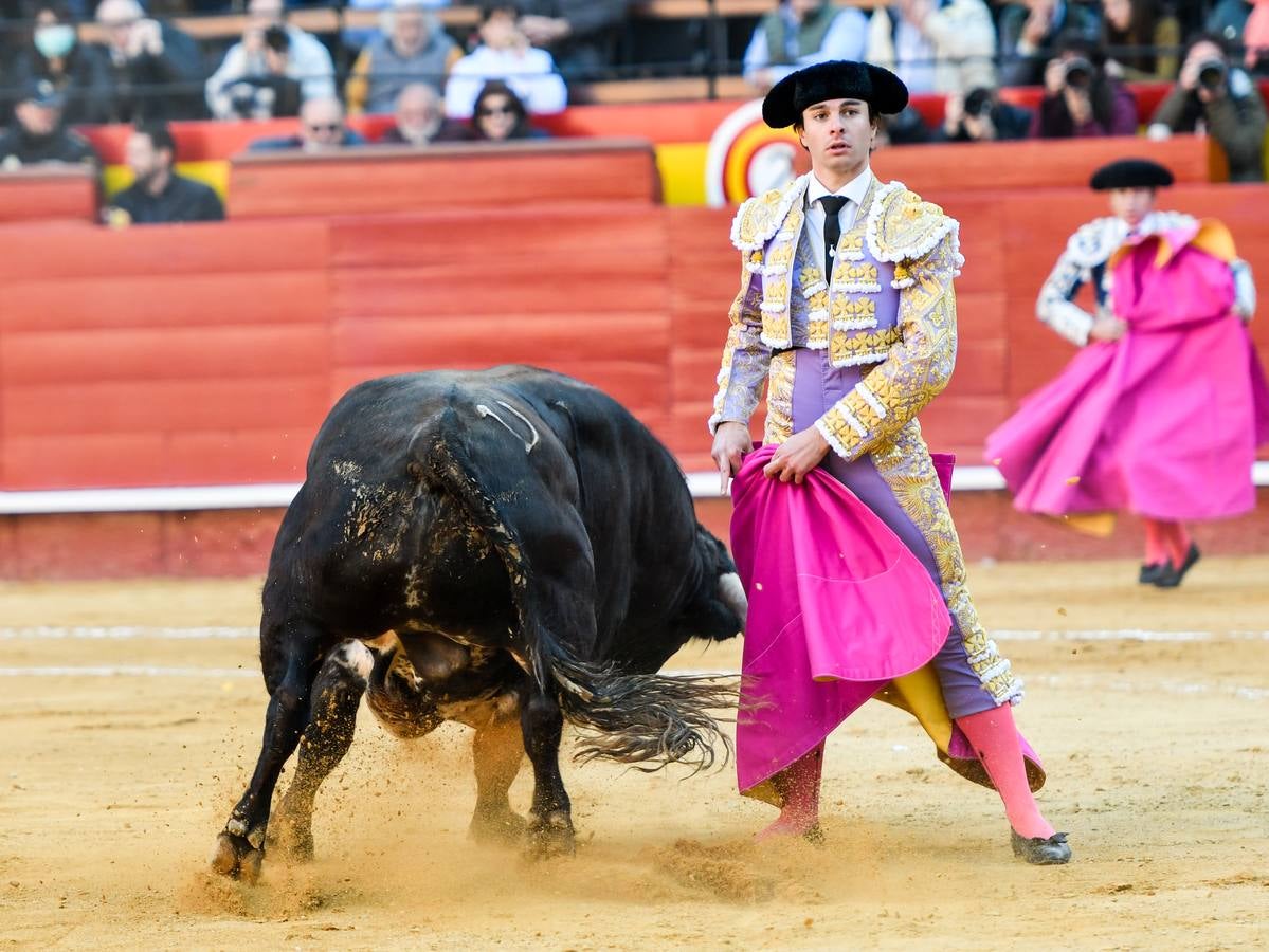 El torero valenciano Enrique Ponce ha sufrido una grave cogida en la corrida de este lunes, 18 de marzo de 2019, en la Feria de Fallas. Su segundo toro de la tarde, el quinto de la jornada, le ha dado una cornada en la parte posterior del muslo izquierdo, justo debajo de la nalga. En la caída, el diestro de Chiva también se ha lesionado la rodilla izquierda y ha tenido que ser hospitalizado, en la Casa de la Salud.