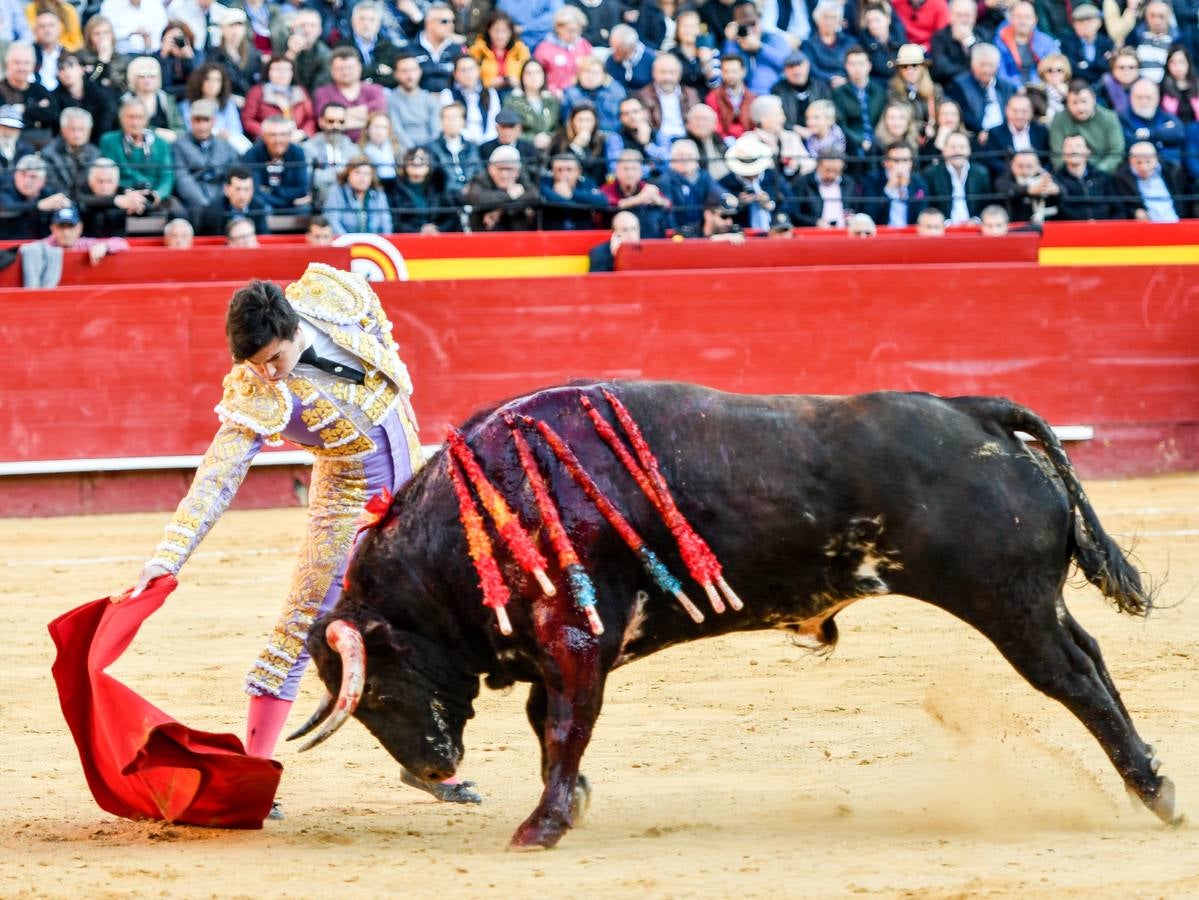 El torero valenciano Enrique Ponce ha sufrido una grave cogida en la corrida de este lunes, 18 de marzo de 2019, en la Feria de Fallas. Su segundo toro de la tarde, el quinto de la jornada, le ha dado una cornada en la parte posterior del muslo izquierdo, justo debajo de la nalga. En la caída, el diestro de Chiva también se ha lesionado la rodilla izquierda y ha tenido que ser hospitalizado, en la Casa de la Salud.