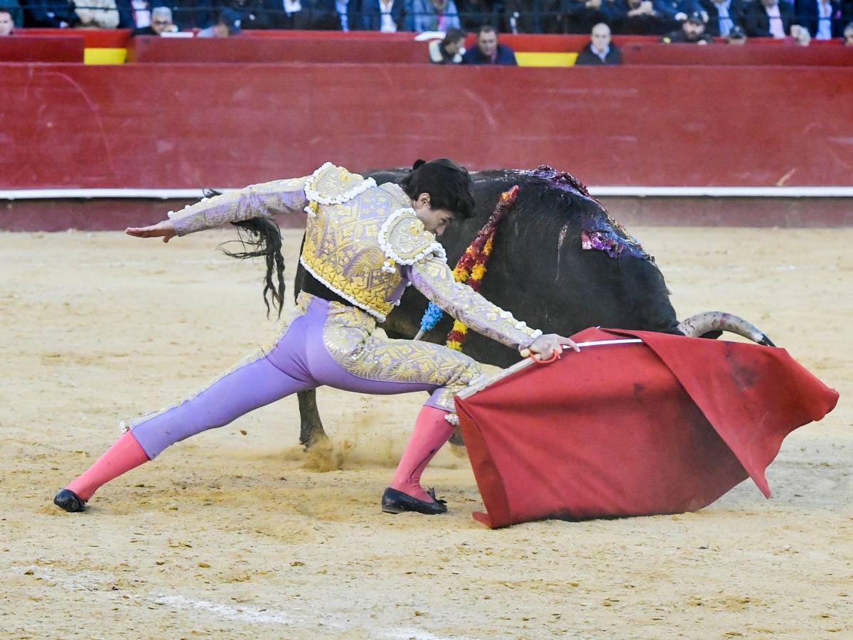 El torero valenciano Enrique Ponce ha sufrido una grave cogida en la corrida de este lunes, 18 de marzo de 2019, en la Feria de Fallas. Su segundo toro de la tarde, el quinto de la jornada, le ha dado una cornada en la parte posterior del muslo izquierdo, justo debajo de la nalga. En la caída, el diestro de Chiva también se ha lesionado la rodilla izquierda y ha tenido que ser hospitalizado, en la Casa de la Salud.