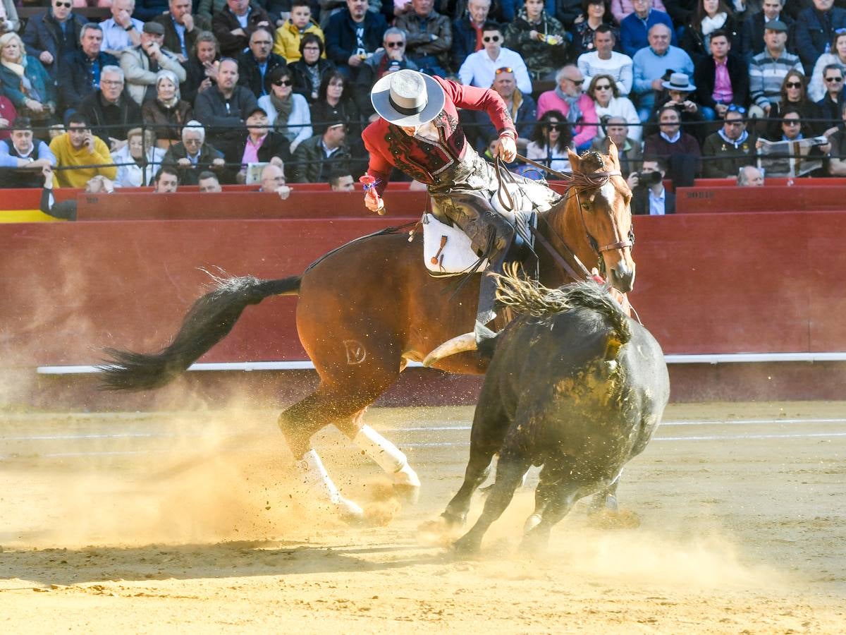 El torero valenciano Enrique Ponce ha sufrido una grave cogida en la corrida de este lunes, 18 de marzo de 2019, en la Feria de Fallas. Su segundo toro de la tarde, el quinto de la jornada, le ha dado una cornada en la parte posterior del muslo izquierdo, justo debajo de la nalga. En la caída, el diestro de Chiva también se ha lesionado la rodilla izquierda y ha tenido que ser hospitalizado, en la Casa de la Salud.