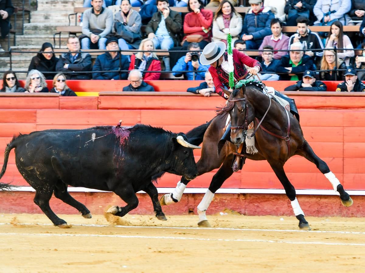 El torero valenciano Enrique Ponce ha sufrido una grave cogida en la corrida de este lunes, 18 de marzo de 2019, en la Feria de Fallas. Su segundo toro de la tarde, el quinto de la jornada, le ha dado una cornada en la parte posterior del muslo izquierdo, justo debajo de la nalga. En la caída, el diestro de Chiva también se ha lesionado la rodilla izquierda y ha tenido que ser hospitalizado, en la Casa de la Salud.