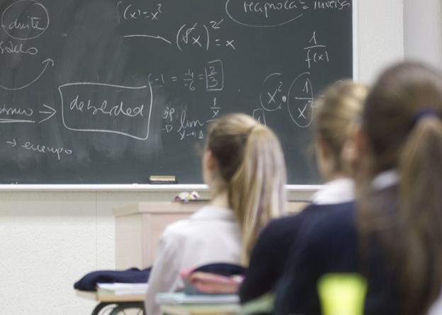 Alumnas de un colegio concertado de Valencia en una clase. 