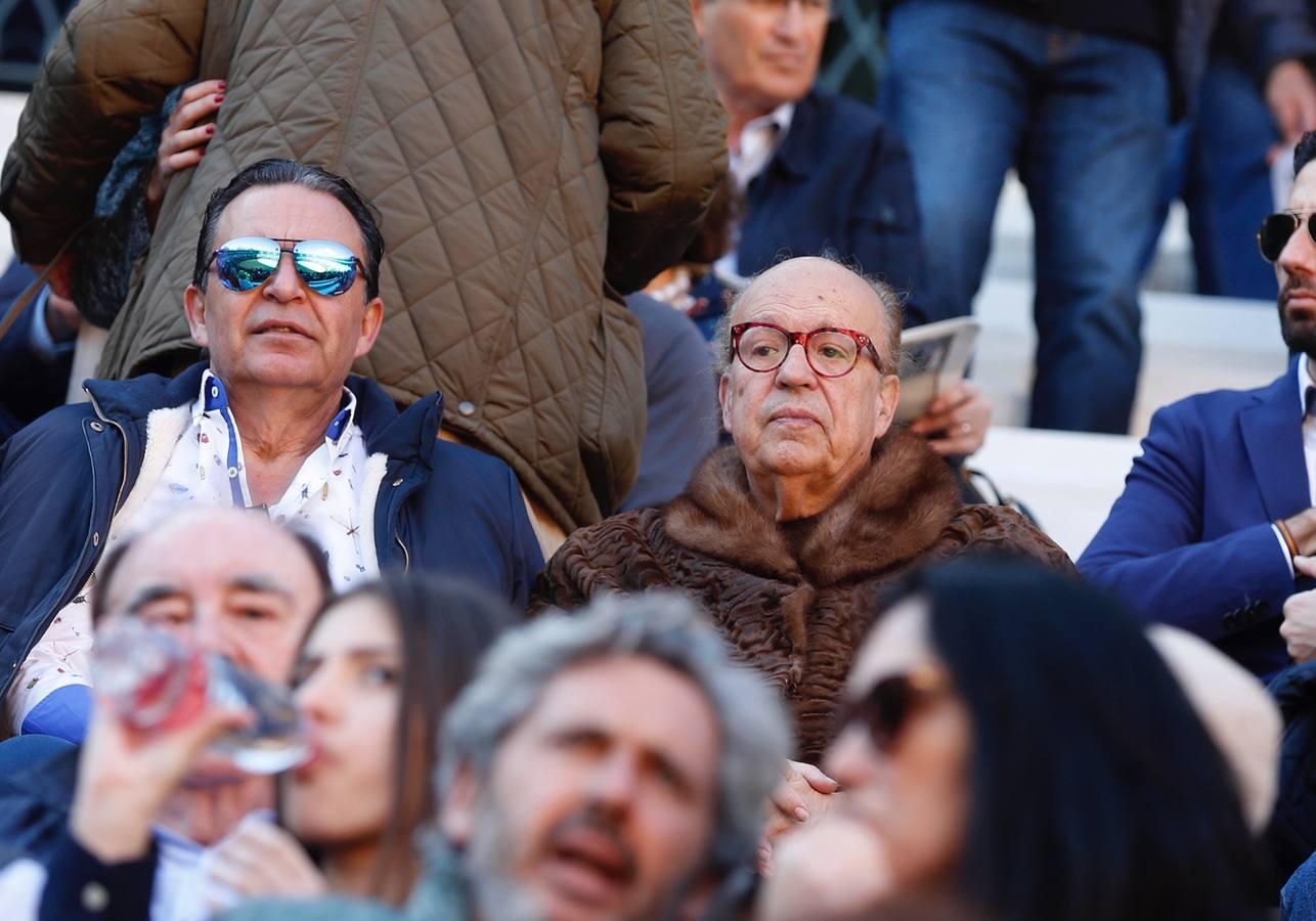 Políticos, toreros, actores, cantantes y famosos del mundo de la cultura en general disfrutan del ambiente festivo que reina estos días en Valencia. Visita de fallas, casales, la mascletà y la Feria de Toros son las fotos más repetidas de las caras conocidas de la sociedad española. Rappel, vidente.