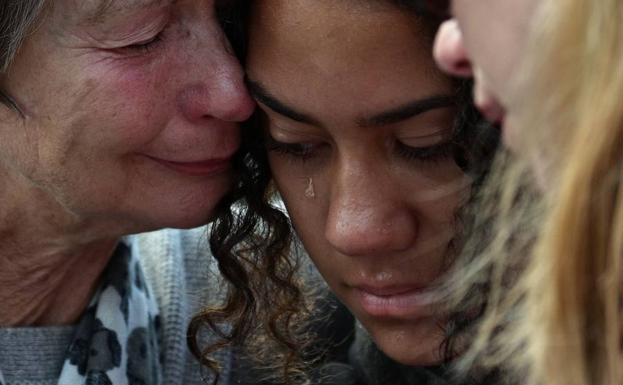 Dos mujeres de Christchurch lloran la muerte de cincuenta de sus convecinos.