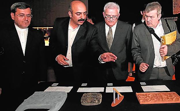 Autoridades locales e iraníes presentan la muestra.