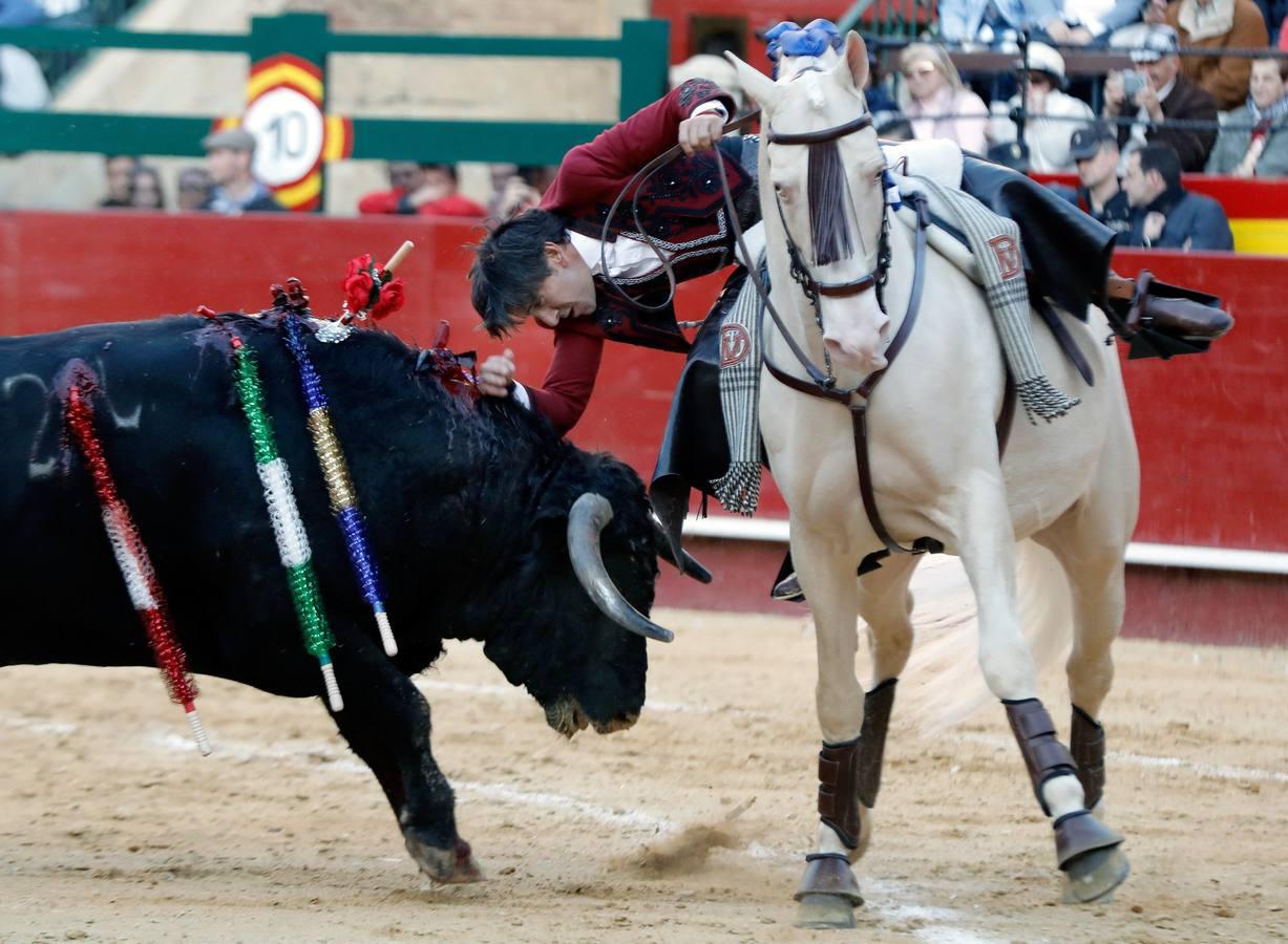 El torero valenciano Enrique Ponce ha sufrido una grave cogida en la corrida de este lunes, 18 de marzo de 2019, en la Feria de Fallas. Su segundo toro de la tarde, el quinto de la jornada, le ha dado una cornada en la parte posterior del muslo izquierdo, justo debajo de la nalga. En la caída, el diestro de Chiva también se ha lesionado la rodilla izquierda y ha tenido que ser hospitalizado, en la Casa de la Salud.