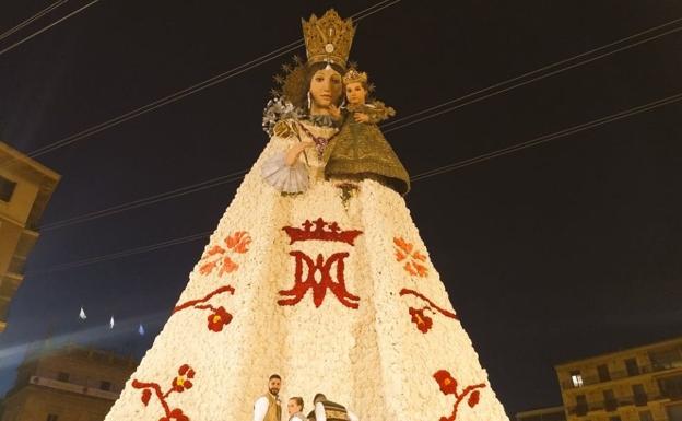 Manto casi completo de la Ofrenda de las Fallas 2019.