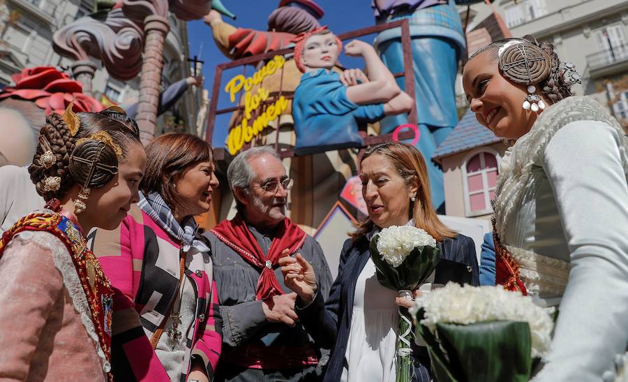 Políticos, toreros, actores, cantantes y famosos del mundo de la cultura en general disfrutan del ambiente festivo que reina estos días en Valencia. Visita de fallas, casales, la mascletà y la Feria de Toros son las fotos más repetidas de las caras conocidas de la sociedad española. Ana Pastor, Presidenta del Congreso de los Diputados, junto a Isabel Bonig, presidenta del PPCV y candidata del PP a la presidencia de la Generalitat Valenciana.