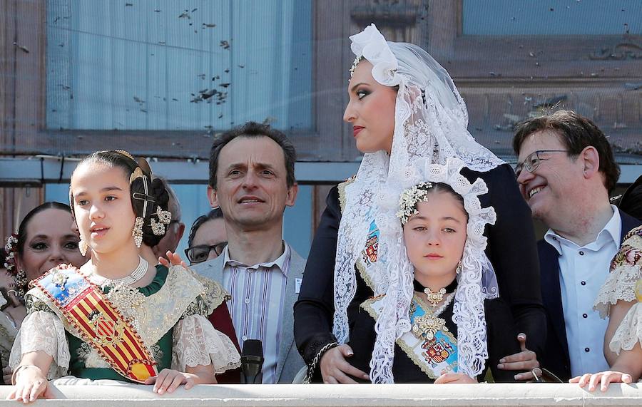 Políticos, toreros, actores, cantantes y famosos del mundo de la cultura en general disfrutan del ambiente festivo que reina estos días en Valencia. Visita de fallas, casales, la mascletà y la Feria de Toros son las fotos más repetidas de las caras conocidas de la sociedad española. Pedro Duque, ministro de Ciencia, Innovación y Universidades del Gobierno Español.