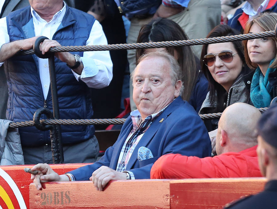 Políticos, toreros, actores, cantantes y famosos del mundo de la cultura en general disfrutan del ambiente festivo que reina estos días en Valencia. Visita de fallas, casales, la mascletà y la Feria de Toros son las fotos más repetidas de las caras conocidas de la sociedad española. El cineasta Fernando Esteso.