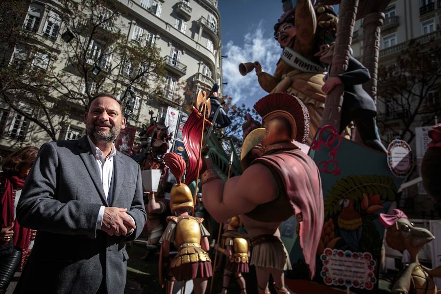 Políticos, toreros, actores, cantantes y famosos del mundo de la cultura en general disfrutan del ambiente festivo que reina estos días en Valencia. Visita de fallas, casales, la mascletà y la Feria de Toros son las fotos más repetidas de las caras conocidas de la sociedad española. El ministro de Fomento, José Luis Ábalos.