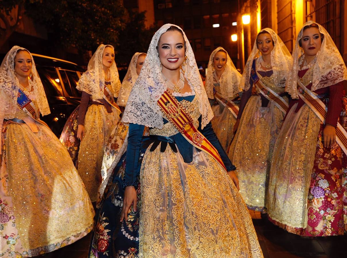 Marina Civera y su corte de honor, en la Ofrenda.