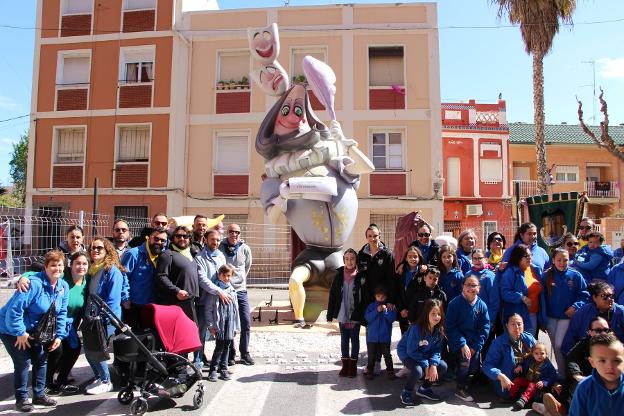 Parte de la comisión ante el monumento incompleto. 