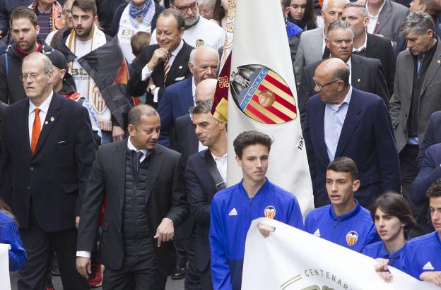 El regreso
'Piojo', con la
bandera fundacional.
