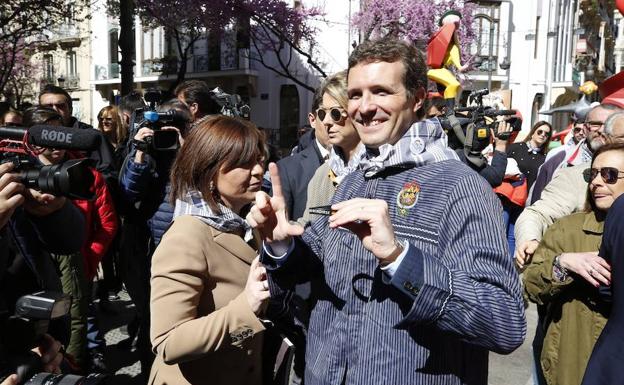 Casado y su pareja, disfrutan de las Fallas en Valencia. 