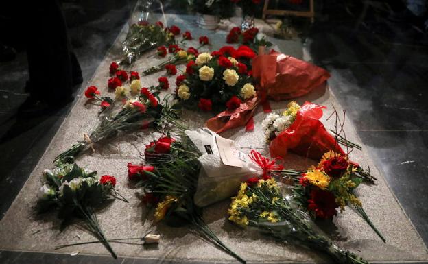 Tumba cubierta de flores del general Francico Franco, en el Valle de los Caídos.