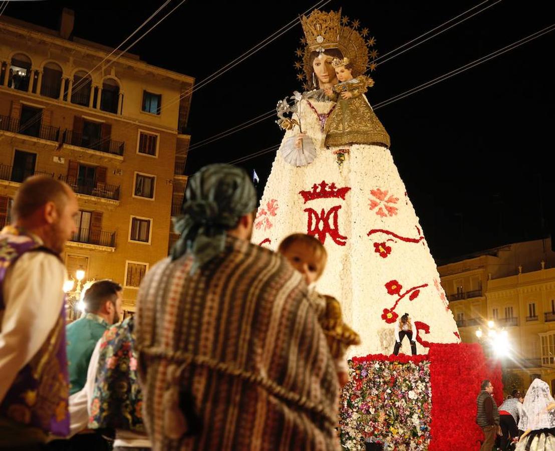 La Ofrenda concluyó este lunes después de que miles de falleros desfilaran para llevar las flores a la Virgen de los Desamparados. Este martes, a la luz del día se ha desvelado ante los ojos de los valencianos el aspecto definitivo del manto de la 'Geperudeta'. Claveles blancos, rojos y rosas componen componen el diseño del vestidor Rafael Chordá. Un floreado manto con el blanco como color predominante y que preside estos días la plaza de la Virgen, ante su basílica.