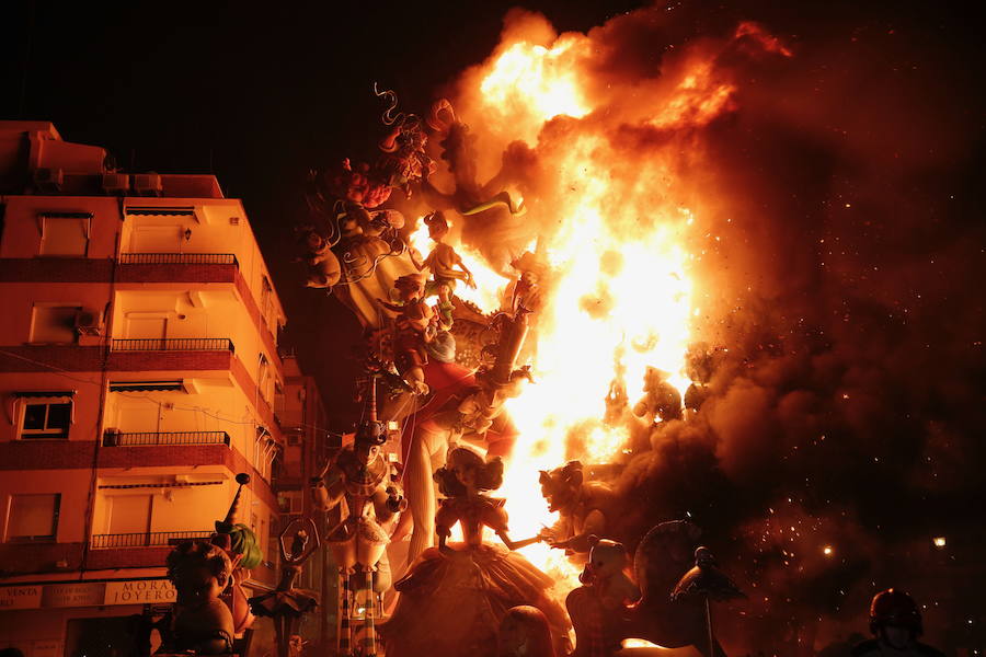 Fotos: Cremà de las fallas municipales de Valencia de 2019