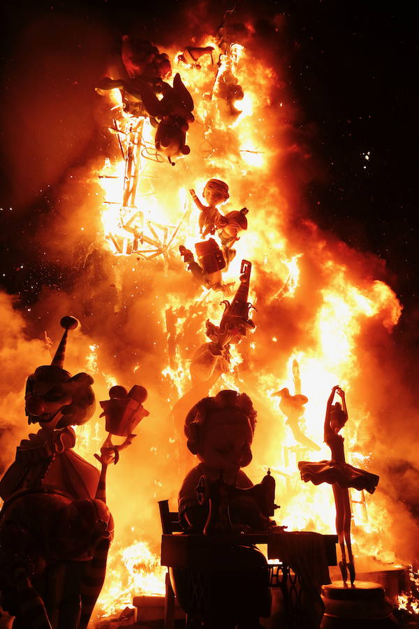 Fotos: Cremà de las fallas municipales de Valencia de 2019