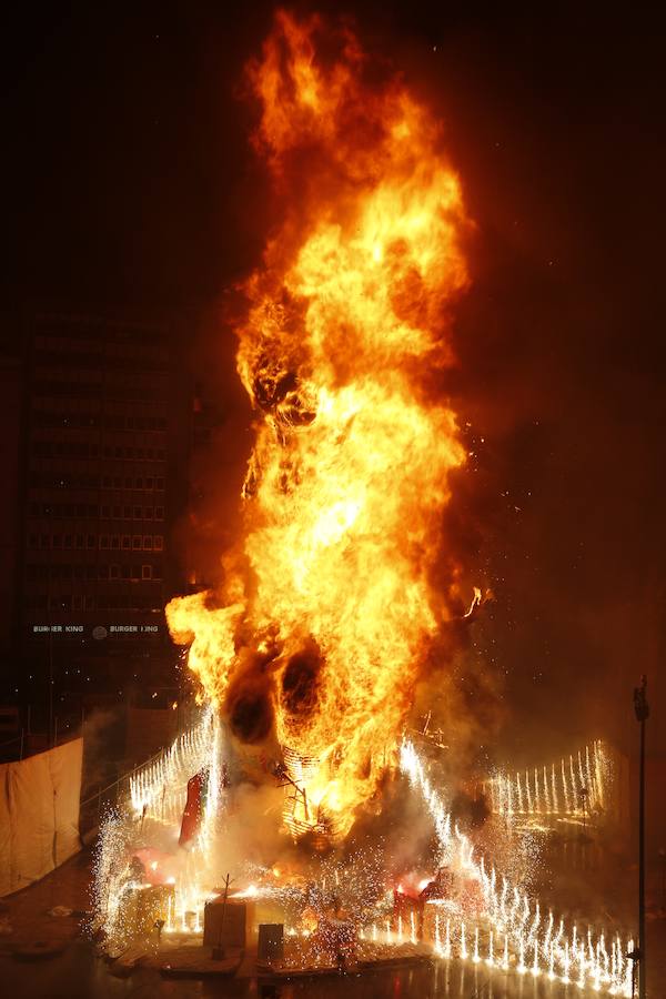 Fotos: Cremà de las fallas municipales de Valencia de 2019