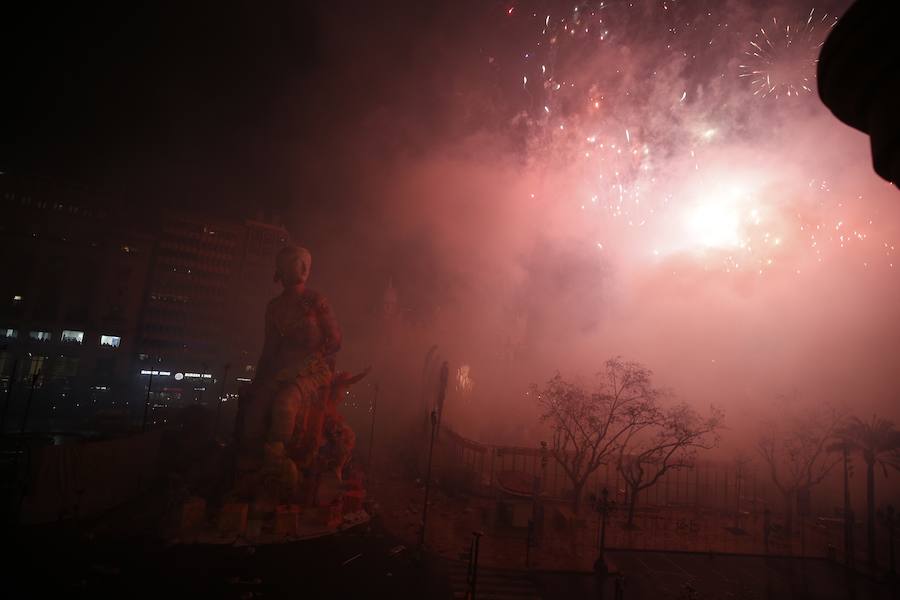 Fotos: Cremà de las fallas municipales de Valencia de 2019