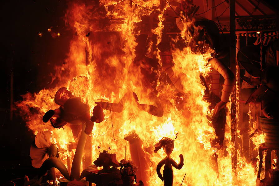 Fotos: Cremà de las fallas municipales de Valencia de 2019