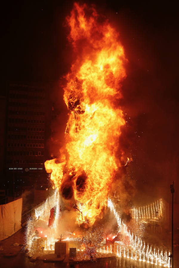 Fotos: Cremà de las fallas municipales de Valencia de 2019